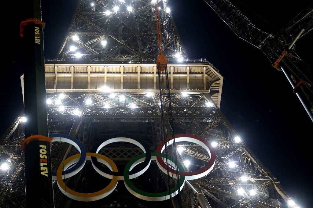 Workers remove Olympic rings from Eiffel Tower—for now • PhilSTAR Life